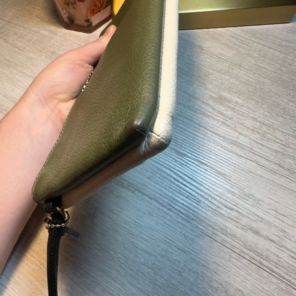 Coach Olive Leather Wristlet with Gold Accents 👑 - Picture 8 of 8